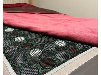 ミースリーズ(methrees)/店内紹介:岩盤マット