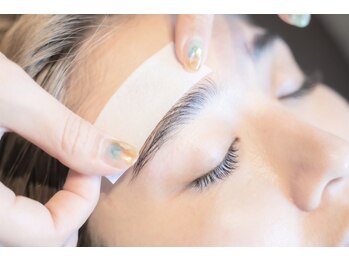 カルム 茅ヶ崎店(Calm)の写真/《まつげパーマ/エクステとの同時施術OK*》施術もメイクも時短★骨格に合わせたデザインで目元&眉毛美人に!