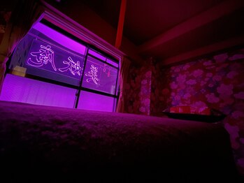 美妖庵/施術室(夜)