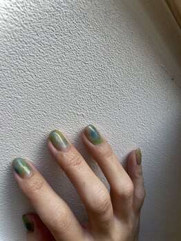 ギミックネイル(Gimmick nail)の写真/短い爪は、最高のアートキャンバス。ファッションとリンクする"色と質感"を楽しむ洗練されたショートネイル