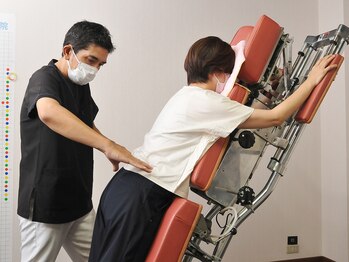 四日市たなか接骨院/【流れ5】施術 猫背矯正の様子