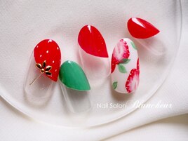 春ネイル　いちごネイル