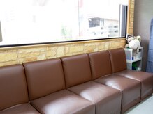 お店が混雑している際は、待合スペースにてお待ちいただけます。