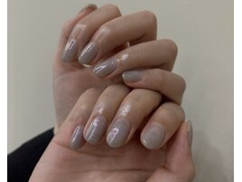 透明感あふれるミラーネイル
