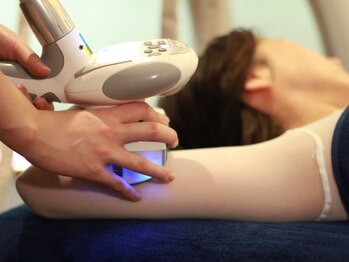 ホワイト キュメリー(WHITE CUMERY)の写真/ブラ・下着からはみ出るお肉に徹底アプローチ！自分ではケアが難しい背中・二の腕のラインも◎