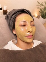 アルン ピラティスアンドフェムケア(ARUN pilates & femcare)/松ヤニパック施術中