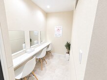 ヴィヴ 三島店(Vive)の雰囲気（ドレッサーもあるので施術後のお出かけも大丈夫です。）
