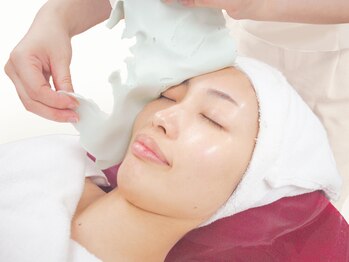 サロン デ キレイニ(Salon de KIREINI)の写真/結果重視!効果を実感できるお肌の高濃度ホワイトニング美容液でシミ改善♪あなた本来の美肌をご提供◎