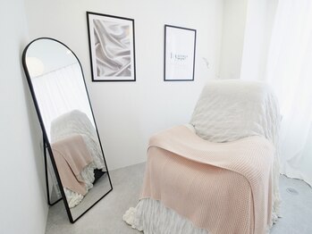 シャリル(CHARIRE)の写真/全室完全個室★可愛い韓国風の内装&広々とした個室でゆったり施術が受けられる♪アイドル級の束感まつ毛に!