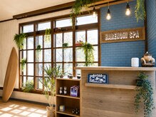 ハレノヒスパ 八千代店(HARENOHI SPA)の雰囲気(お客様が最初に目にするフロントです!ハワイの陽気さを演出)