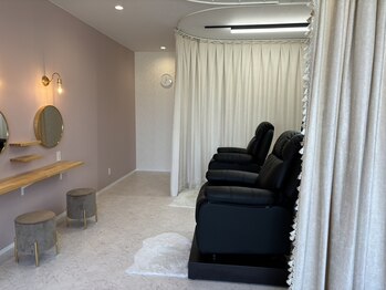 ロレインブロウ 弘前店/カーテンで仕切られた個室