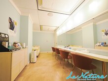ラ ナチュラ(La natura)の雰囲気（広々としたドレッサー完備♪お出かけ前にも立ち寄れます♪）