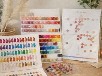 ネイルサロン ノア(Noah)の写真/肌トーンまで綺麗に魅せるカラーで指先に自信を★色選びに迷う方も安心。アナタに似合う色をご提案♪