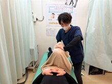 くまのみ整体院 天沼院/膝を曲げて動きの確認！