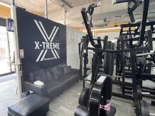 エクストリームパーソナルジム(X-TREME)の雰囲気（日中はカフェを併設◎トレーニング前後、日常のひとときにぜひ）
