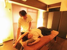 フルケア整体院の雰囲気（丁寧なカウンセリングで肩こり痛みのお悩みを伺った上で施術へ）