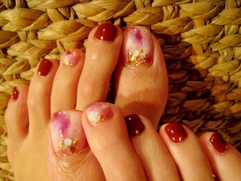 アロアロネイル(aloalo nail)の写真/《足元を綺麗に保つのが大人レディの常識♪》忍ばせお洒落で準備万端★最旬カラー&豊富なデザインご用意♪