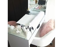 白とピンク基調のネイルルーム