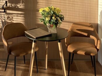 カルム ピラティススタジオ 千葉本店(KALM pilates studio)の写真/30～40代女性の支持多数＊光が差し込む温かみのある空間が人気。深く息ができる落ち着いたひとときを。