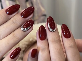 ブラソンネイル(Blossom nail)/深赤カラーにきらっとストーン