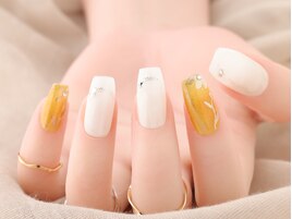 ホワイト×イエロー上品ネイル