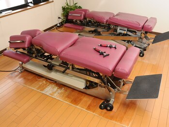 トロイカ整骨院 泉大津店/矯正用ベッドと矯正道具。