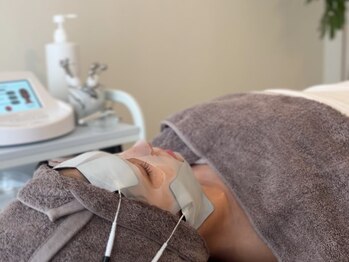 スリーサロン(THREE salon)の写真/【憧れの水光肌に】初めての方にもオススメ！肌の内側から輝くようなツヤ肌に♪毛穴ケア+小顔効果も◎