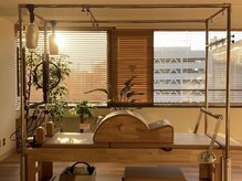カルム ピラティススタジオ 錦糸町店(KALM pilates studio)/光が差し込む温かみのある空間