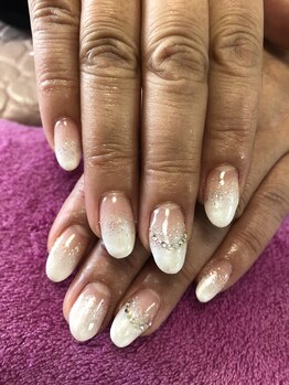 ネイルサロン パピリオ(Nail Salon papilio)/白グラデーションネイル♪