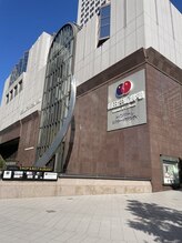 スリーアイ(THREE EYE)/梅田芸術劇場までまっすぐ進み