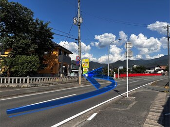 テアテ(teate.)/黄色の幸信不動産の看板が目印