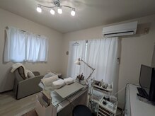 A'laise Nail【パラジェル/フィルイン導入店】の雰囲気(白を基調とした明るい店内)