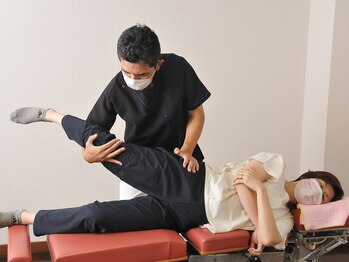 四日市たなか接骨院/【流れ5】施術 O脚矯正の様子