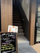 サリーエミリー 亀有店(SallyEmiry)/コチラの看板が目印になります