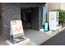 入り口に大きな看板が目印です。ドンキの先にあります！