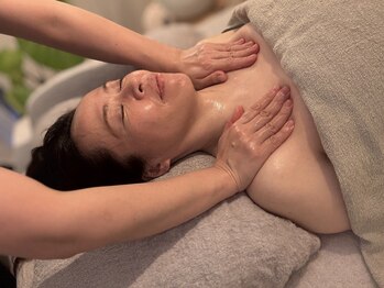 サロンドカラン(Salon de Calin)/次にデコルテを流していきます