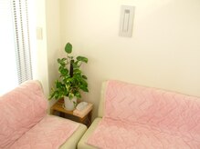 桜カイロプラクティックオフィス浜松の雰囲気（待合室は暖かく、心地良い音楽が流れて快適に(更衣室も完備)）