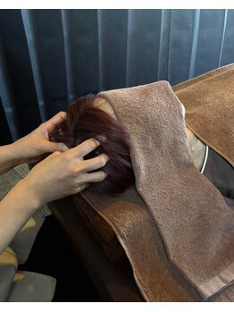 シャンバラ(shambhala)の写真/頭皮に炭酸スプレーをかけ、じかに頭皮をもみほぐし血行促進させリラックス効果を促します。