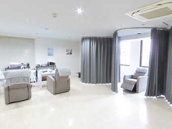 アトリエオーラ(Atelier Aura)の写真/【全席ゆったり半個室】大理石調のラグジュアリーな空間で、人目を気にせず極上のリラックスタイムを（