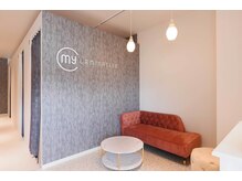 マイラミネーション 名古屋塩釜口店(Mylamination)の雰囲気（広々とした待合スペース）