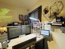 プロジェクター投影と落ち着いた照明でお過ごしいただけます♪