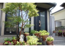 豊田整体 2号店の雰囲気（【お店の入口】受付案内→検査→施術の流れで行います。）