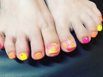 ネイルサロン アール(Nailsalon R)の写真/《駅チカ&21時まで◎》お洒落は足元から☆お仕事や家事でハンドネイルができない方もフットで気分UP♪