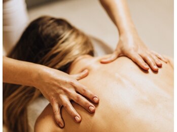 イルカの羽/アロマオイルでリンパマッサージ