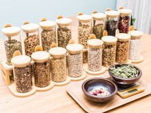 ソウ 草加(SO)の雰囲気（自分に合った漢方をブレンドできる体験型のよもぎ蒸し。）