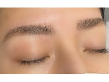 リノ(lino)の写真/毛流れを作る眉パーマや形を整えるワックス脱毛で自己流眉から卒業&印象UPへ♪自己処理の手間も省ける！