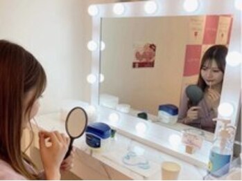 エクシアホワイトニング 四日市店/２．唇にワセリンを塗って保護