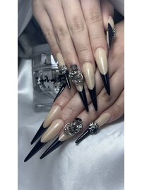 黒フレンチ×ビジュー