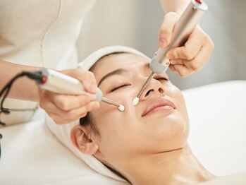 ルミエ パリ 大丸芦屋店の写真/《本格エイジングケア》緩んだフェイスラインを土台から上向きに。最新低周波でシワ・たるみ悩みを集中ケア