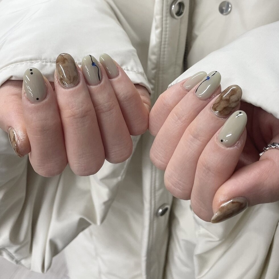 2025年秋トレンド】ホワイト ワンカラー フットのネイルデザイン